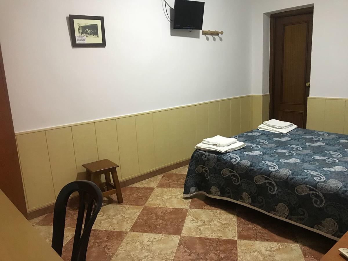 Hostal Bar San Pedro Mairena De Alcor Luaran gambar